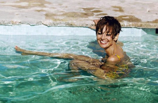audrey_hepburn_in_swimming_pool_smiling_two_for_the_road_1967