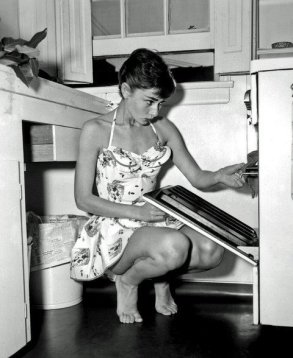 audrey_hepburn_young_cooking_in_barefeet