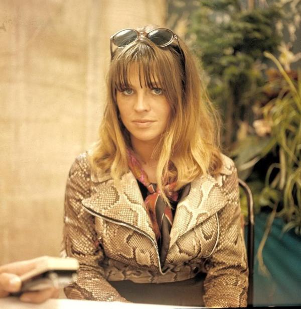 julie_christie_in_sunglasses_alligator_skin_jacket