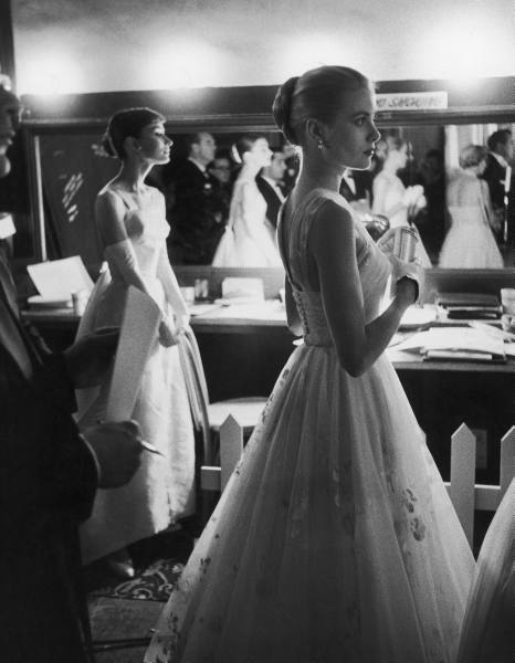 audrey_hepburn_and_grace_kelly_oscars_1956