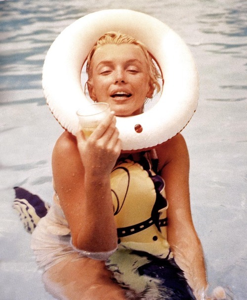 marilyn_monroe_swimming_pool