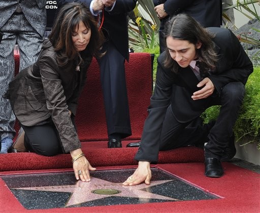 olivia_and_dhani_harrrison_at_hollywood_walk_of_fame_unveiling_april_14_2009
