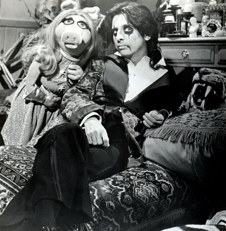 miss_piggy_and_alice_cooper