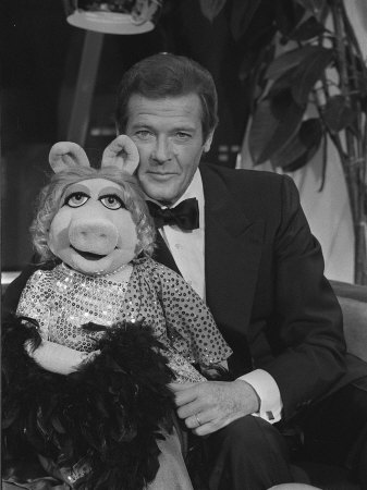 miss_piggy_and_roger_moore