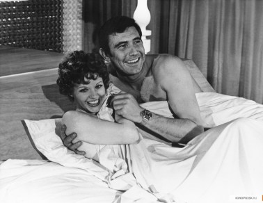 on_her_majesty's_secret_service_angela_scoular_and_george_lazenby_between_takes