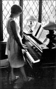 julie_andrews_at_piano