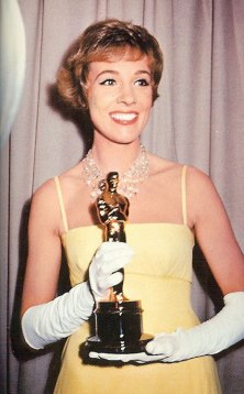 julie_andrews_with_academy_award