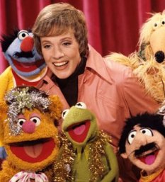 julie_andrews_with_muppets_and_tinsel