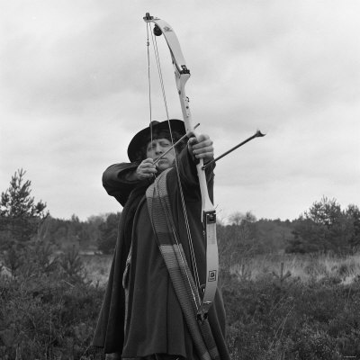 doctor_who_tom_baker_firing_an_arrow