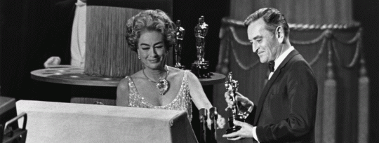 lawrence_of_arabia_david_lean_acceoting_the_best_director_oscar_from_joan_crawford_in_1963