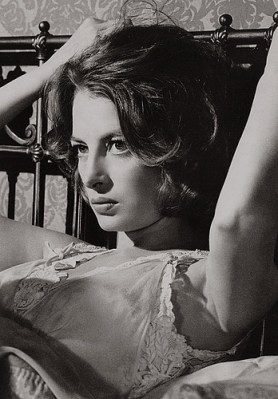 capucine_hands_on_headboard