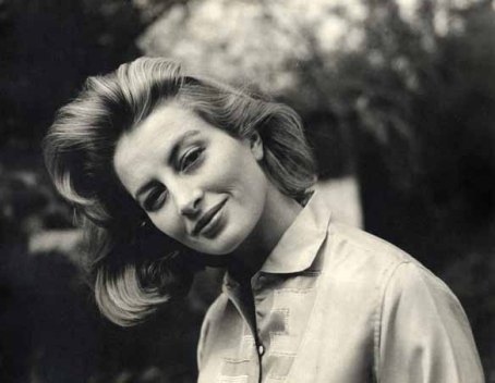 capucine_similing_with_head_tilted