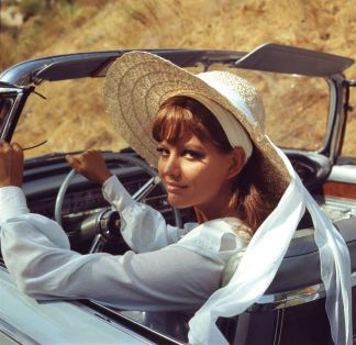 claudia_cardinale_in_wide_brimmed_hat_in_car