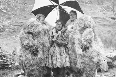 doctor_who_patrick_troughton_on_location_with_two_yeti_actors