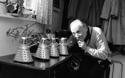 doctor_who_william_hartnell_with_marx_dalek_toys