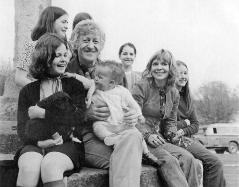 doctor_who_jon_pertwee_with_a_baby_katy_manning_and_local_kids_on_set_of_the_daemons
