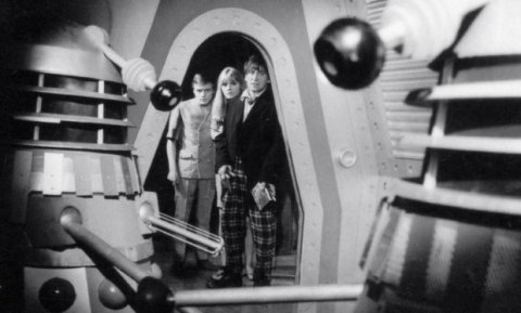 doctor_who_patrick_troughton_anneke_wilkes_michael_craze_and_daleks