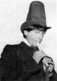 doctor_who_patrick_troughton_with_stive_pipe_hat_and_recorder