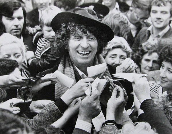 tom_baker_surrounded_by_crowd