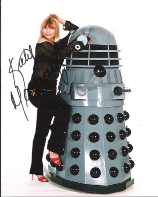 katy_manning_recreating_tardis_pose