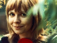 katy_manning_with_blurred_foliage