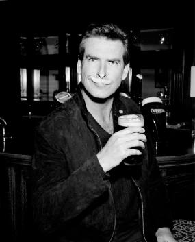 pierce_brosnan_drinks_guinness_2