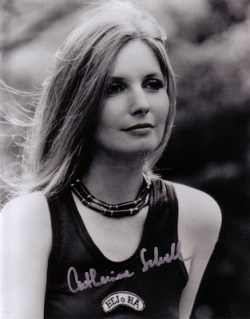 catherine_schell_waearing_bead_necklace