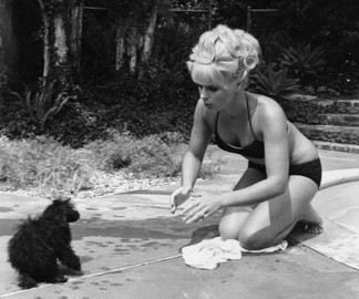 elke_sommer_playing_with_a_puppy