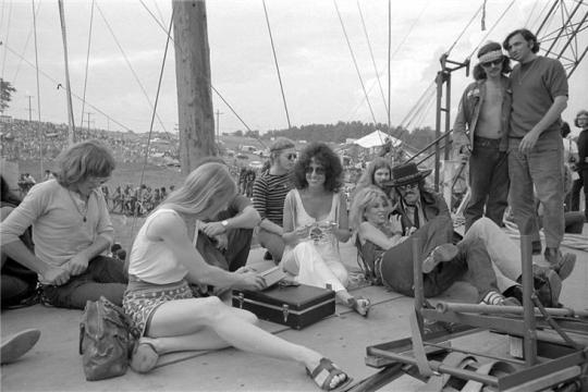 grace_slick_and_jefferson_airplane_relaxing_at_woodstock
