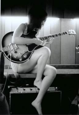 grace_slick_legs_and_guitar