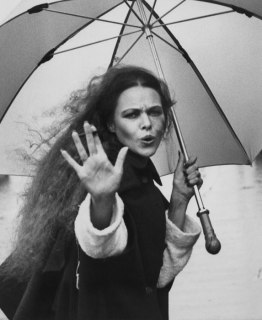 michelle_phillips_holding_umbrella_in_1970s