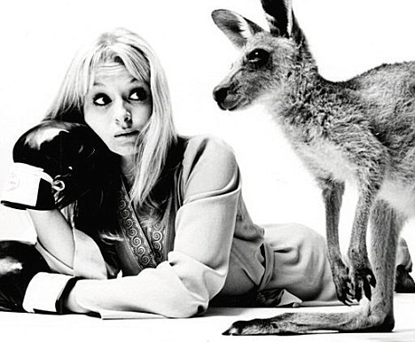 liza_goddard_looking_at_skippy_the_bush_kangaroo