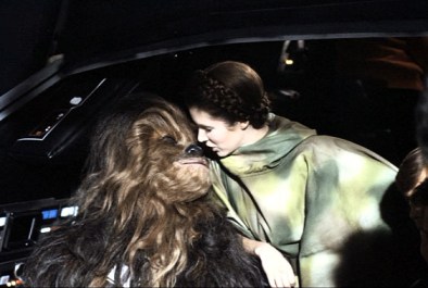 return_of_the_jedi_carrie_fisher_kissing_a_wookie