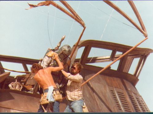 return_of_the_jedi_crew_members_manhandling_boba_fett_on_jabba's_barge