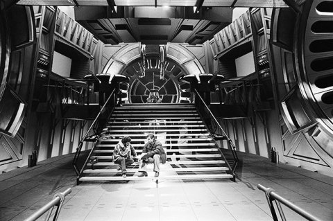 return_of_the_jedi_george_lucas_and_harrison_ford_discuss_things_on_the_emperor's_throne_room_set