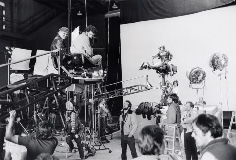 return_of_the_jedi_george_lucas_directing_land_speeder_sequence_against_blue_screen