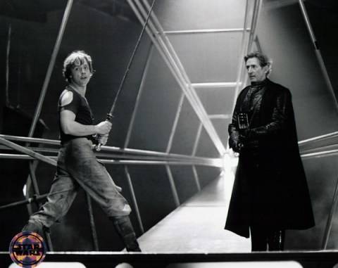 return_of_the_jedi_mark_hamill_rehearsing_luke_and_vader_duel_with_vader_stand-in_swordsman_bob_anderson