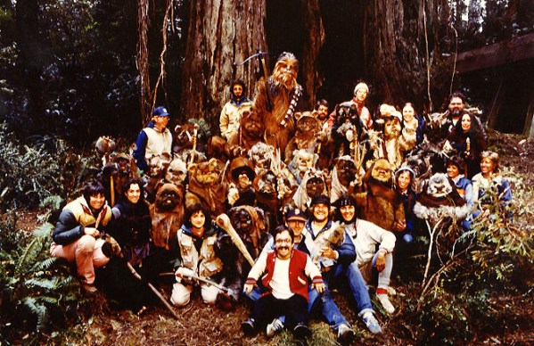 return_of_the_jedi_peter_mayhew_posing_with_ewoks_ewok_actors_crew_members_on_location