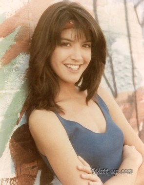 phoebe_cates_modelling_arms_crossed