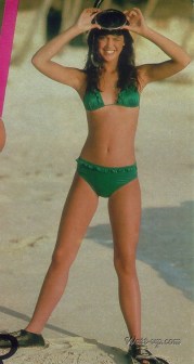 phoebe_cates_modelling_in_green_bikini_and_scuba_gear