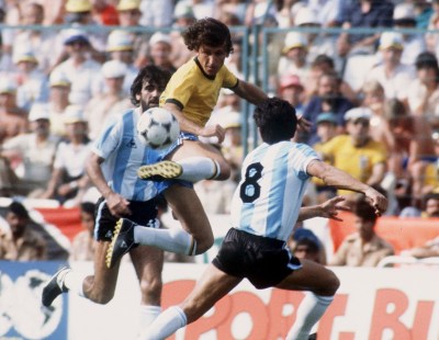 FUSSBALL : WM 1982 , BRA - ARG  3:1