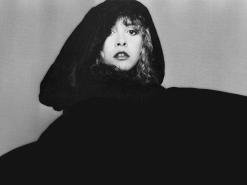 stevie_nicks_dramatically_wearing_hood