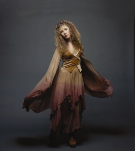 stevie_nicks_in_gypsy-like_outfit