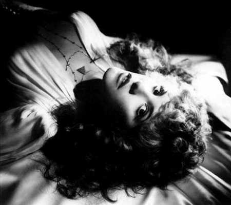 stevie_nicks_lying-on_her_back