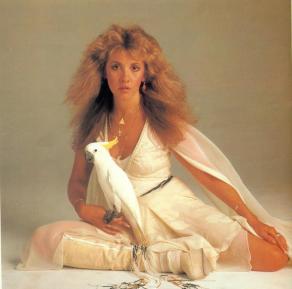 stevie_nicks_with_cockatoo