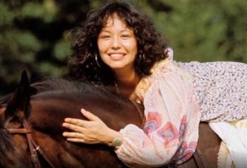 yvonne_elliman_posing_on_horse