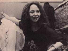 yvonne_elliman_relaxing_with_cigarette