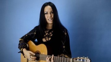 yvonne_elliman_with_guitar