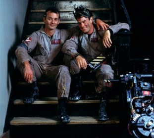 ghostbusters_bill_murray_and_dan_aykroyd_on_set_between_takes