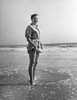 deborah_kerr_at_the_beach